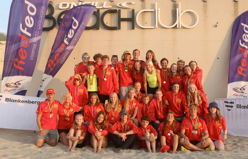 Surf-Rettung Maßgeschneiderte Badekappen und Badebekleidung des Surfrettungsteams von Swimouest